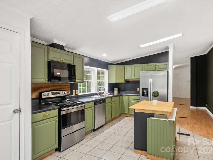 299 Foxtail Heights Drive, Marion, NC 28752.  MLS# CAR4289478, YatesRealty ID 31896. 