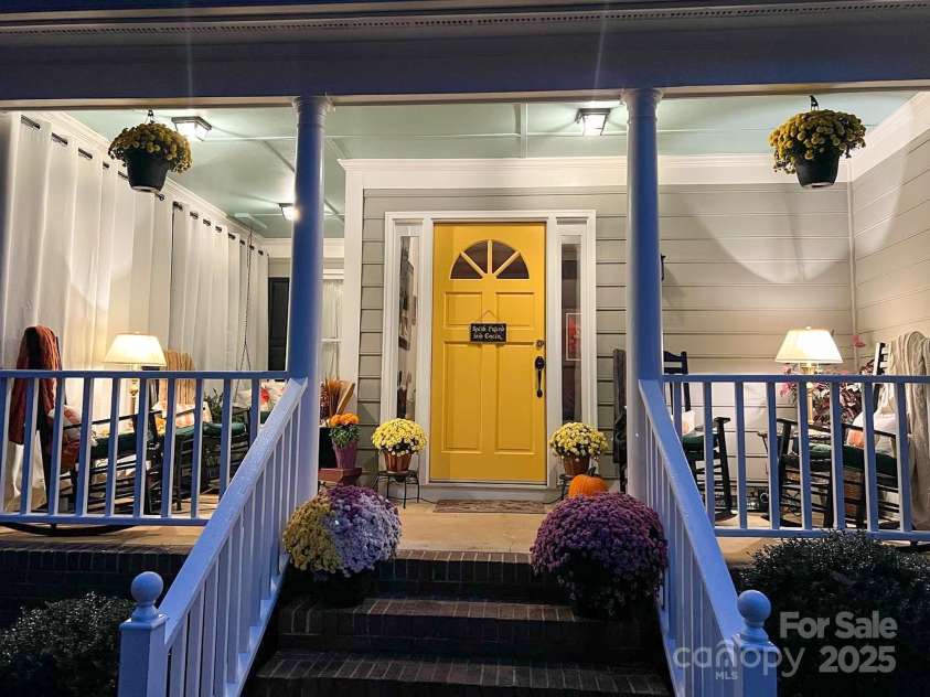 9115 Crofton Springs Drive, Charlotte, NC 28269.  MLS# CAR4289605, YatesRealty ID 31897. Entry