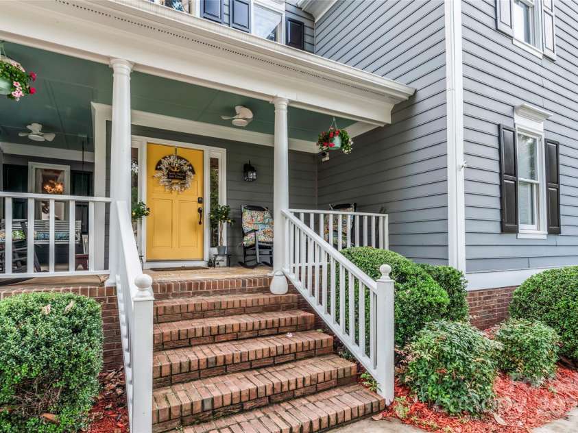 9115 Crofton Springs Drive, Charlotte, NC 28269.  MLS# CAR4289605, YatesRealty ID 31897. Front Porch