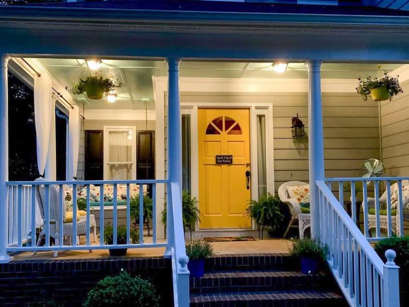 9115 Crofton Springs Drive, Charlotte, NC 28269.  MLS# CAR4289605, YatesRealty ID 31897. Front Porch