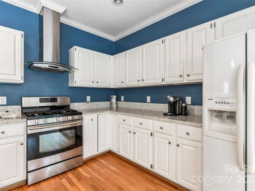 9115 Crofton Springs Drive, Charlotte, NC 28269.  MLS# CAR4289605, YatesRealty ID 31897. Kitchen