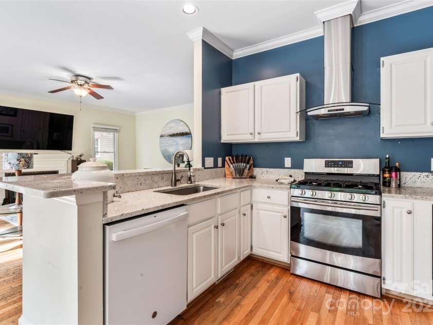 9115 Crofton Springs Drive, Charlotte, NC 28269.  MLS# CAR4289605, YatesRealty ID 31897. Kitchen