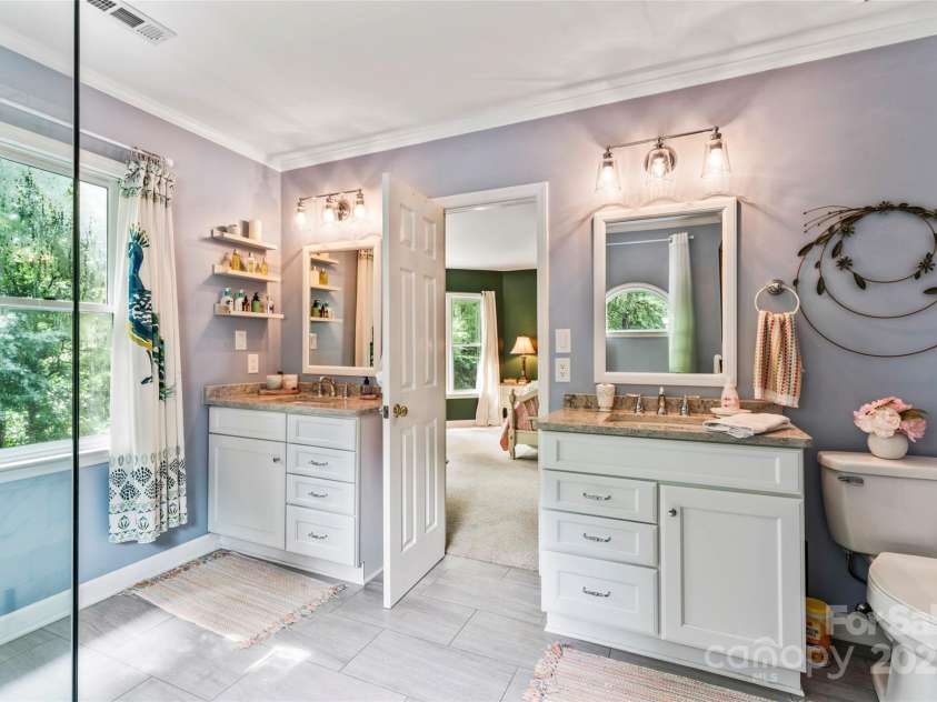 9115 Crofton Springs Drive, Charlotte, NC 28269.  MLS# CAR4289605, YatesRealty ID 31897. Primary Bath