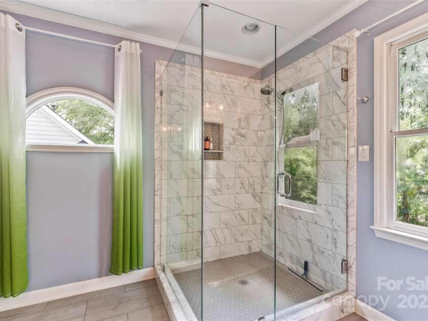 9115 Crofton Springs Drive, Charlotte, NC 28269.  MLS# CAR4289605, YatesRealty ID 31897. Primary Bath