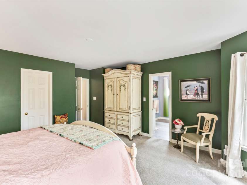 9115 Crofton Springs Drive, Charlotte, NC 28269.  MLS# CAR4289605, YatesRealty ID 31897. Primary Bedroom