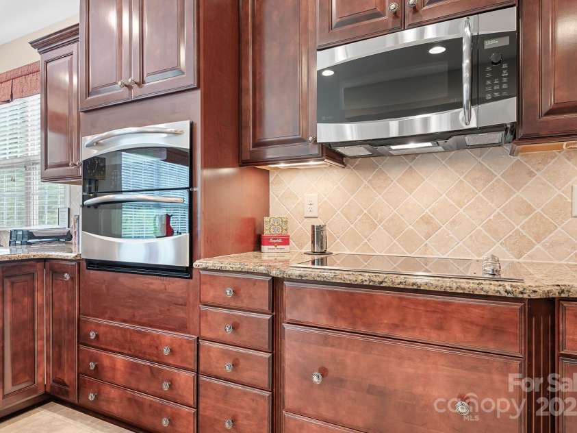 12632 Meetinghouse Drive, Cornelius, NC 28031.  MLS# CAR4287624, YatesRealty ID 31899. Backsplash