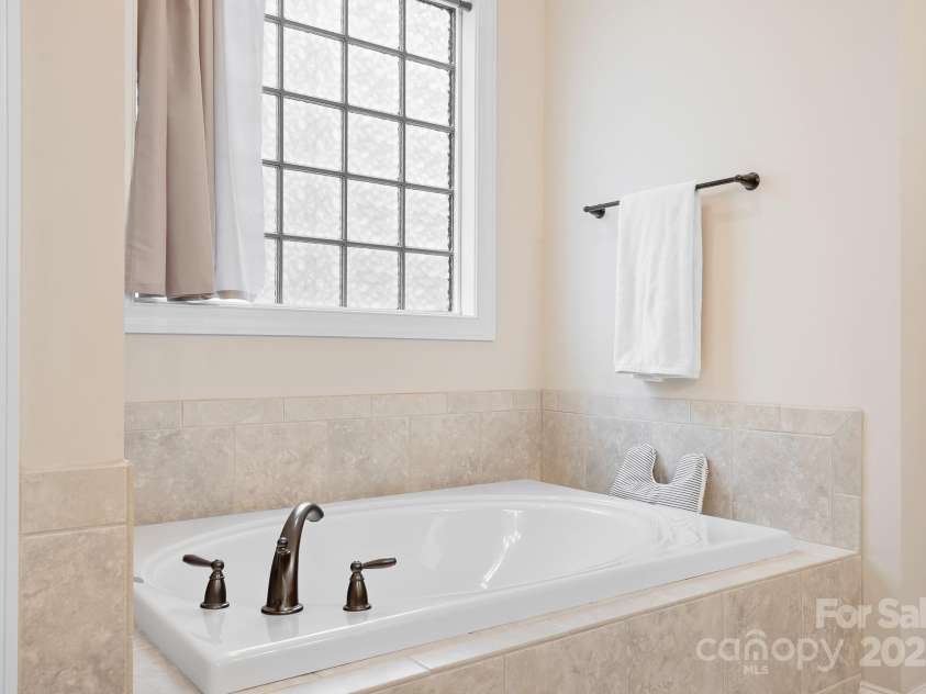 12632 Meetinghouse Drive, Cornelius, NC 28031.  MLS# CAR4287624, YatesRealty ID 31899. Garden Tub