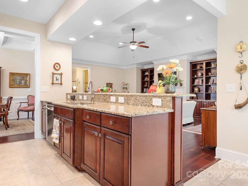 12632 Meetinghouse Drive, Cornelius, NC 28031.  MLS# CAR4287624, YatesRealty ID 31899. Kitchen Peninsula