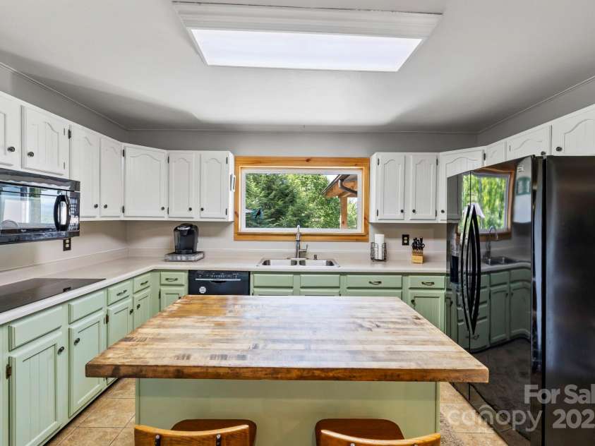 658 Johnson Road, Brevard, NC 28712.  MLS# CAR4300237, YatesRealty ID 319. 