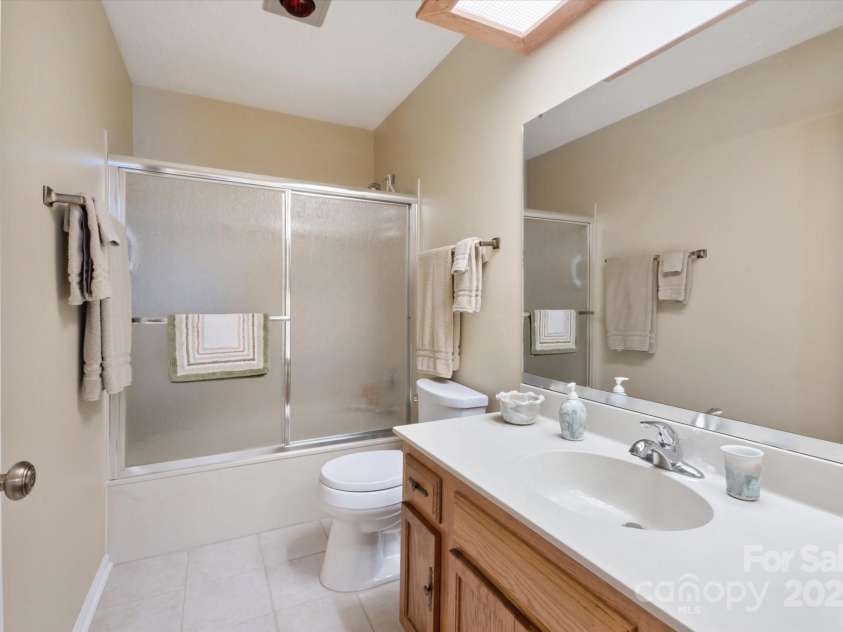 123 Deerlake Drive, Asheville, NC 28803.  MLS# CAR4235089, YatesRealty ID 3190. Bathroom #3