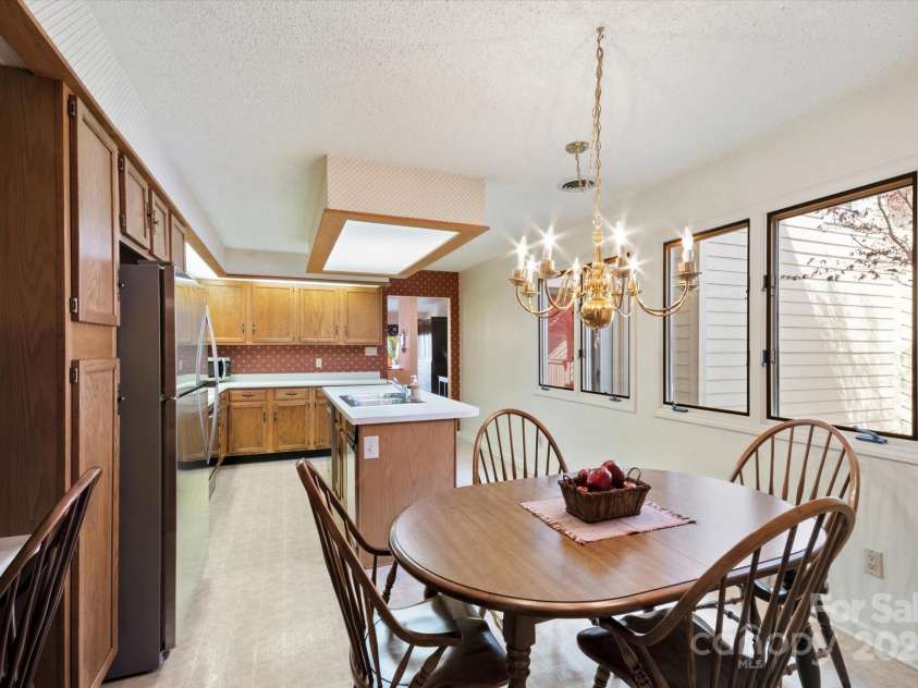 123 Deerlake Drive, Asheville, NC 28803.  MLS# CAR4235089, YatesRealty ID 3190. Eating area with View of the Kitchen
