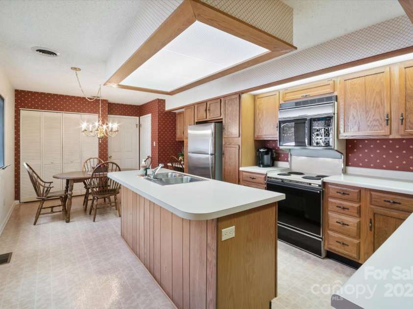 123 Deerlake Drive, Asheville, NC 28803.  MLS# CAR4235089, YatesRealty ID 3190. Entering the Kitchen