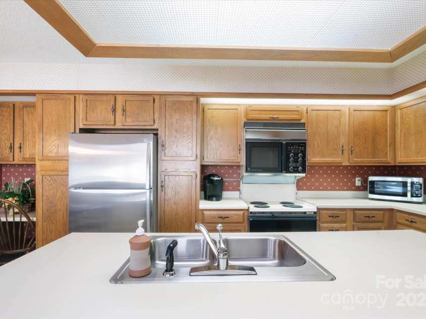 123 Deerlake Drive, Asheville, NC 28803.  MLS# CAR4235089, YatesRealty ID 3190. Kitchen