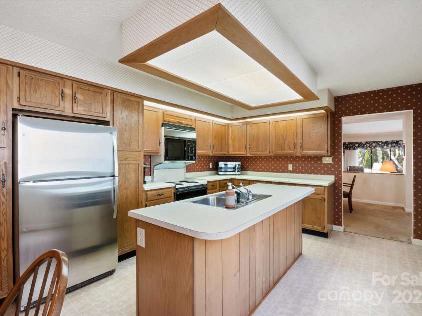 123 Deerlake Drive, Asheville, NC 28803.  MLS# CAR4235089, YatesRealty ID 3190. Kitchen