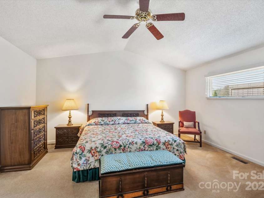123 Deerlake Drive, Asheville, NC 28803.  MLS# CAR4235089, YatesRealty ID 3190. Primary Bedroom