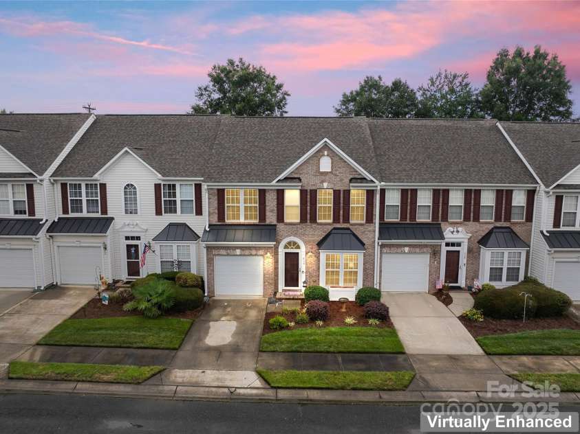 630 Bayou Circle, Clover, SC 29710.  MLS# CAR4284950, YatesRealty ID 31900. Brick front evelation, Paladian door window, kitchen kick out, upgraded landscaping