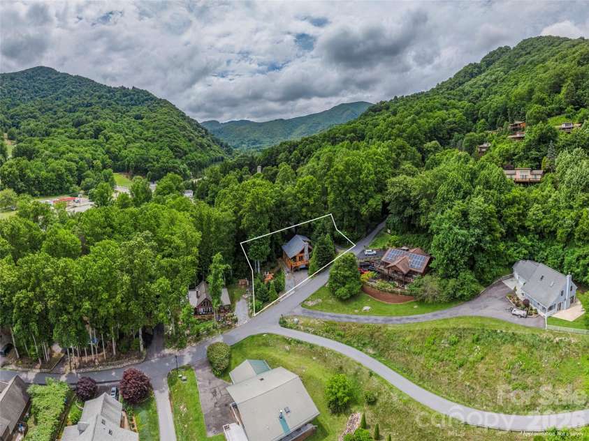 193 Valley Creek Drive, Maggie Valley, NC 28751.  MLS# CAR4395391, YatesRealty ID 31901. 