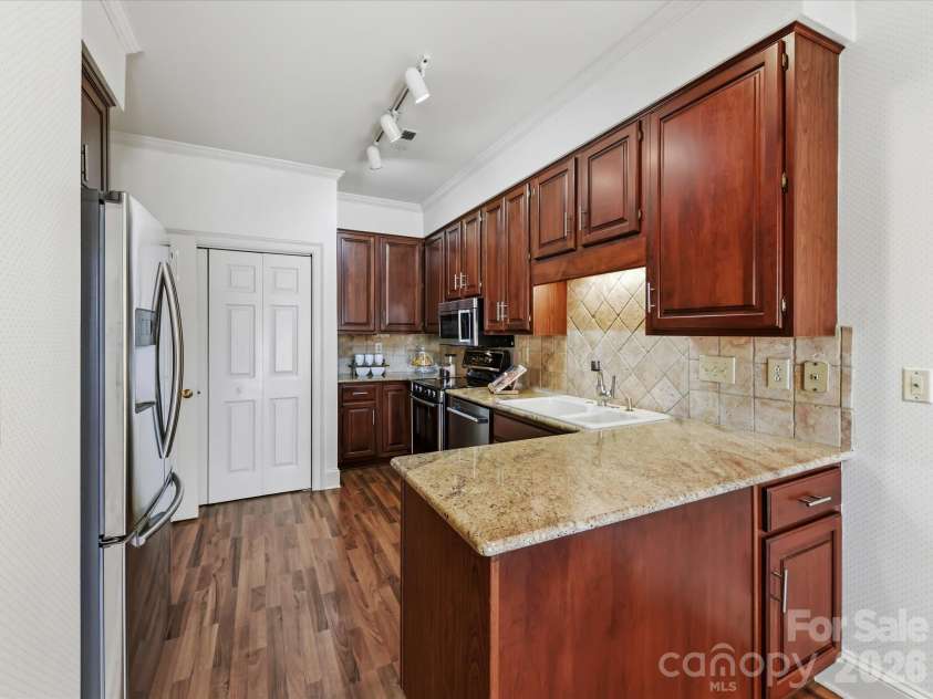 2831 Sharon View Road, Charlotte, NC 28210.  MLS# CAR4391575, YatesRealty ID 31902. Kitchen