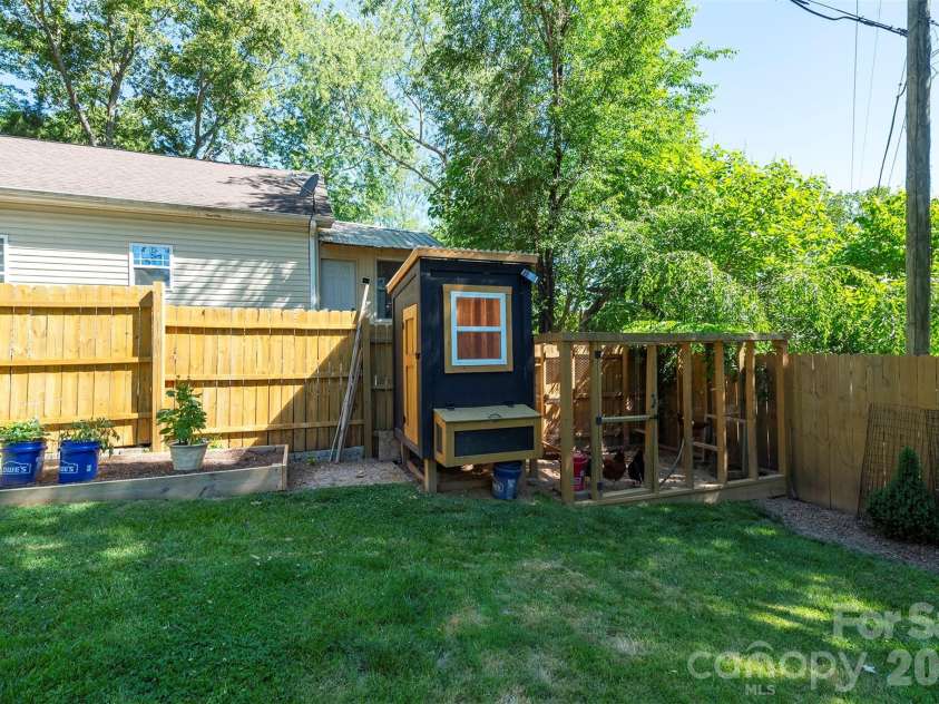 21 Hi Alta Avenue, Asheville, NC 28806.  MLS# CAR4383324, YatesRealty ID 31903. Backyard & Chicken Coop