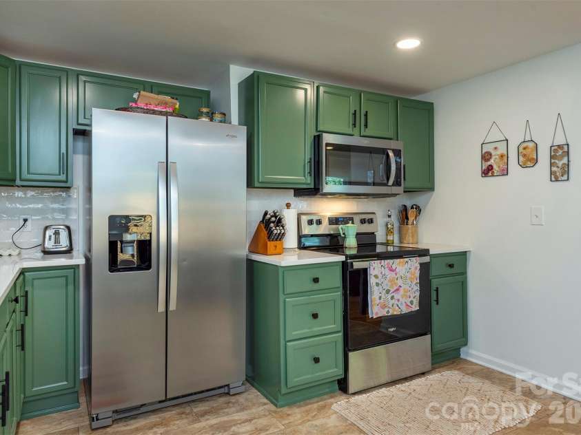 21 Hi Alta Avenue, Asheville, NC 28806.  MLS# CAR4383324, YatesRealty ID 31903. Kitchen