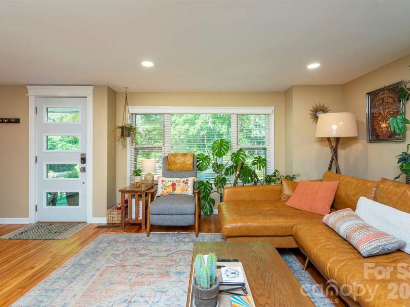 21 Hi Alta Avenue, Asheville, NC 28806.  MLS# CAR4383324, YatesRealty ID 31903. Large Front Window