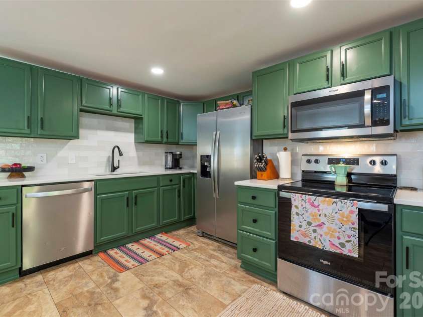 21 Hi Alta Avenue, Asheville, NC 28806.  MLS# CAR4383324, YatesRealty ID 31903. Spacious Kitchen