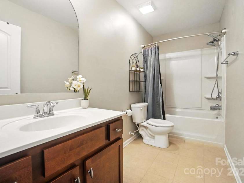 4012 Bainbridge Place, Fort Mill, SC 29707.  MLS# CAR4282310, YatesRealty ID 31905. Upstairs Hall Bath