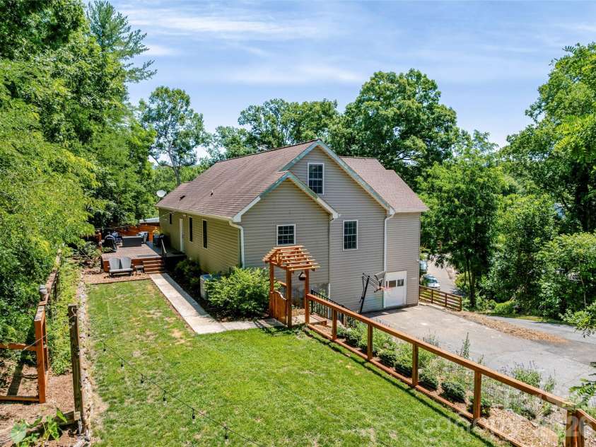 341 Pearson Drive, Asheville, NC 28801.  MLS# CAR4390469, YatesRealty ID 31906. 