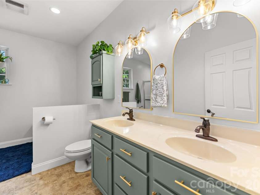 341 Pearson Drive, Asheville, NC 28801.  MLS# CAR4390469, YatesRealty ID 31906. Primary Bathroom