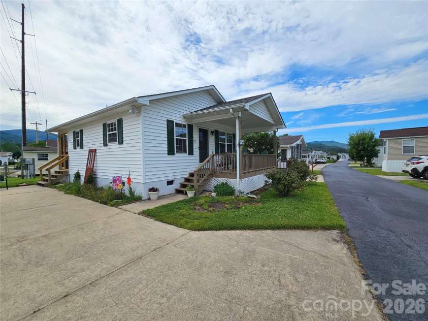 68 Strollers Lane, Waynesville, NC 28786.  MLS# CAR4394372, YatesRealty ID 31907. Driveway View