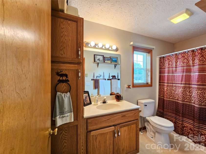 68 Strollers Lane, Waynesville, NC 28786.  MLS# CAR4394372, YatesRealty ID 31907. Guest Bath