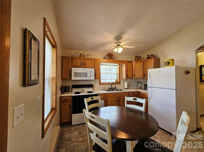 68 Strollers Lane, Waynesville, NC 28786.  MLS# CAR4394372, YatesRealty ID 31907. Kitchen
