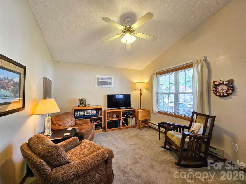 68 Strollers Lane, Waynesville, NC 28786.  MLS# CAR4394372, YatesRealty ID 31907. Living Room