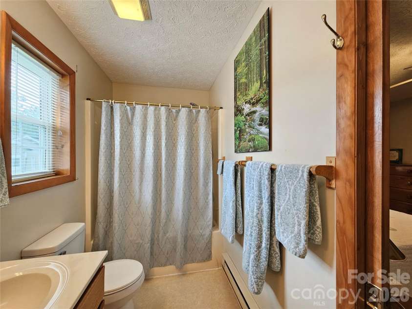 68 Strollers Lane, Waynesville, NC 28786.  MLS# CAR4394372, YatesRealty ID 31907. Primary Bath