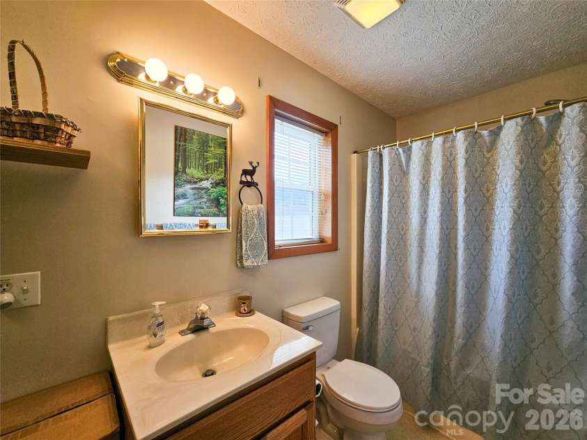 68 Strollers Lane, Waynesville, NC 28786.  MLS# CAR4394372, YatesRealty ID 31907. Primary Bath