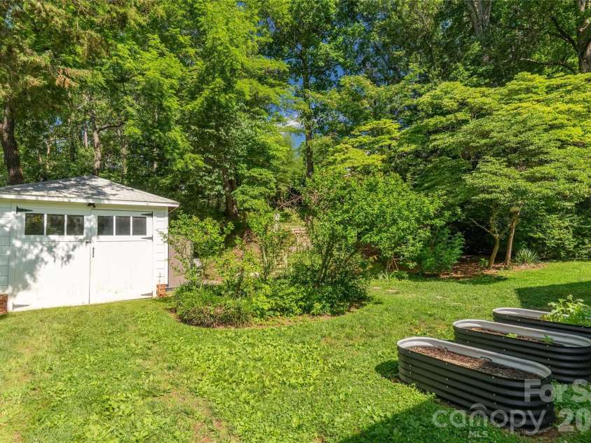 18 Robinwood Avenue, Asheville, NC 28806.  MLS# CAR4393836, YatesRealty ID 31910. Standalone building in backyard