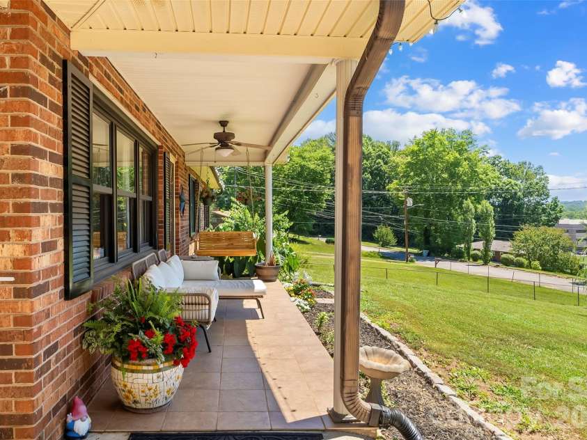 118 Hoover Street, Lenoir, NC 28645.  MLS# CAR4395589, YatesRealty ID 31911. 