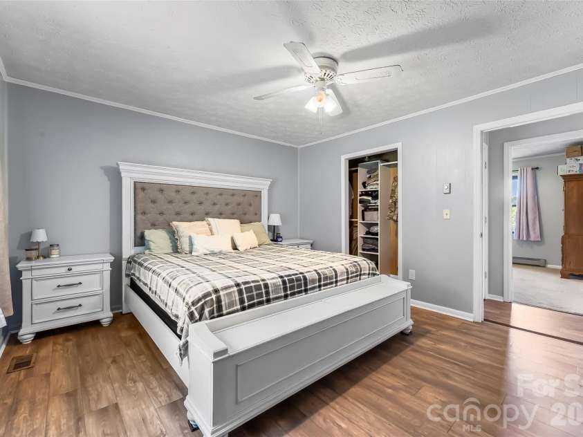 118 Hoover Street, Lenoir, NC 28645.  MLS# CAR4395589, YatesRealty ID 31911. 