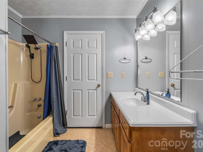 118 Hoover Street, Lenoir, NC 28645.  MLS# CAR4395589, YatesRealty ID 31911. 