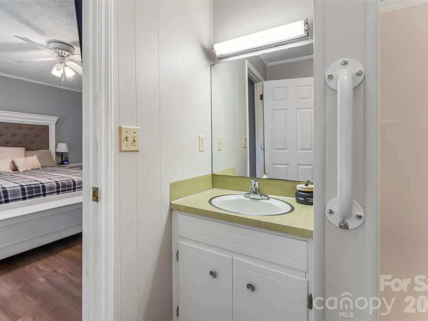 118 Hoover Street, Lenoir, NC 28645.  MLS# CAR4395589, YatesRealty ID 31911. 