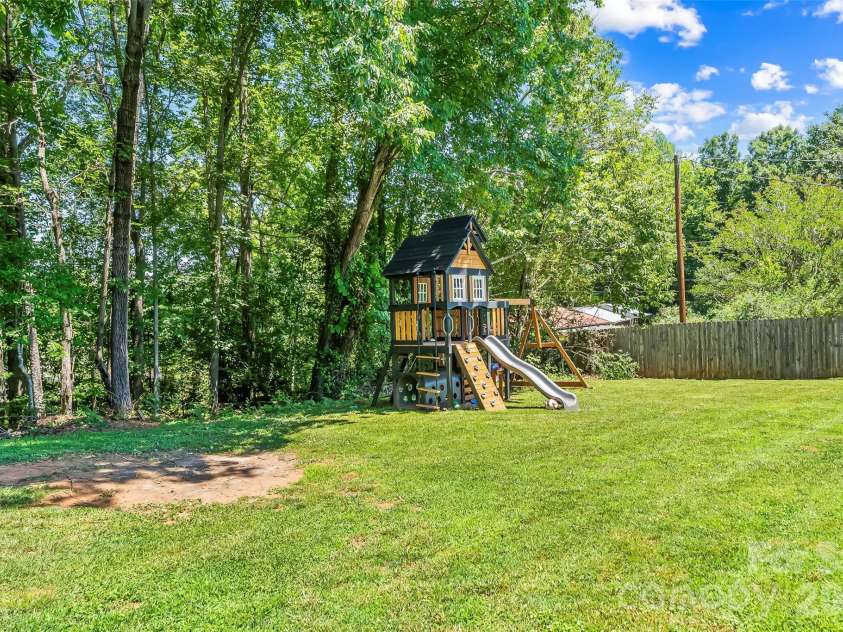 118 Hoover Street, Lenoir, NC 28645.  MLS# CAR4395589, YatesRealty ID 31911. 