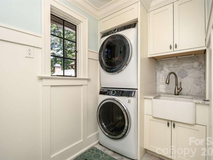 72 Windsor Road, Asheville, NC 28804.  MLS# CAR4382648, YatesRealty ID 31914. 