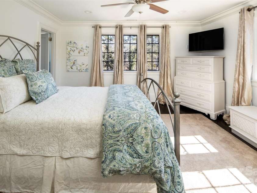 72 Windsor Road, Asheville, NC 28804.  MLS# CAR4382648, YatesRealty ID 31914. 