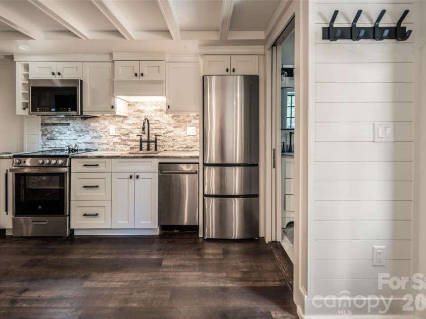 72 Windsor Road, Asheville, NC 28804.  MLS# CAR4382648, YatesRealty ID 31914. 