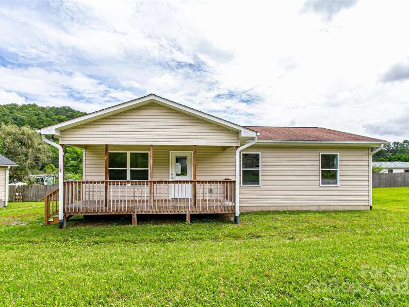 52 Rosman Trail, Rosman, NC 28772.  MLS# CAR4284276, YatesRealty ID 31915. 