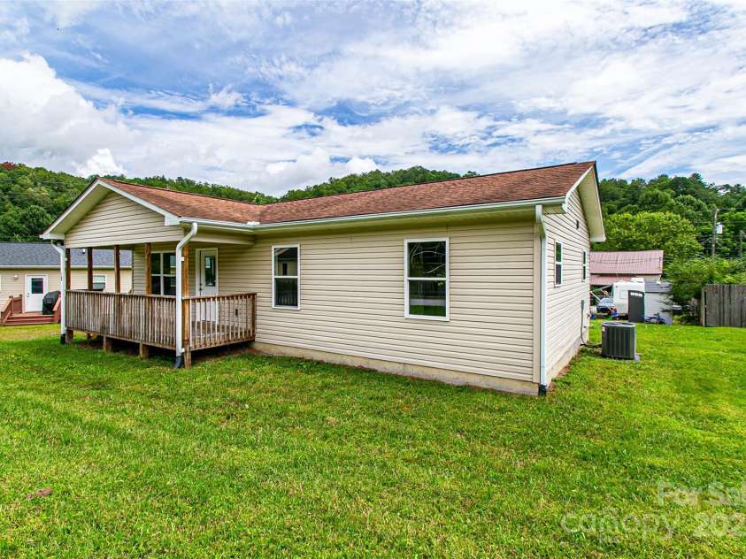 52 Rosman Trail, Rosman, NC 28772.  MLS# CAR4284276, YatesRealty ID 31915. 