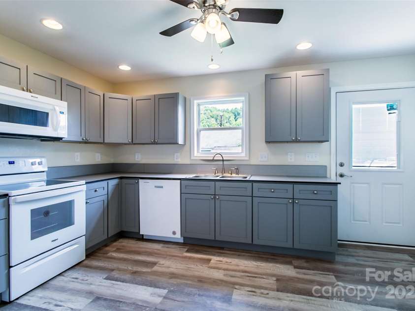 52 Rosman Trail, Rosman, NC 28772.  MLS# CAR4284276, YatesRealty ID 31915. 