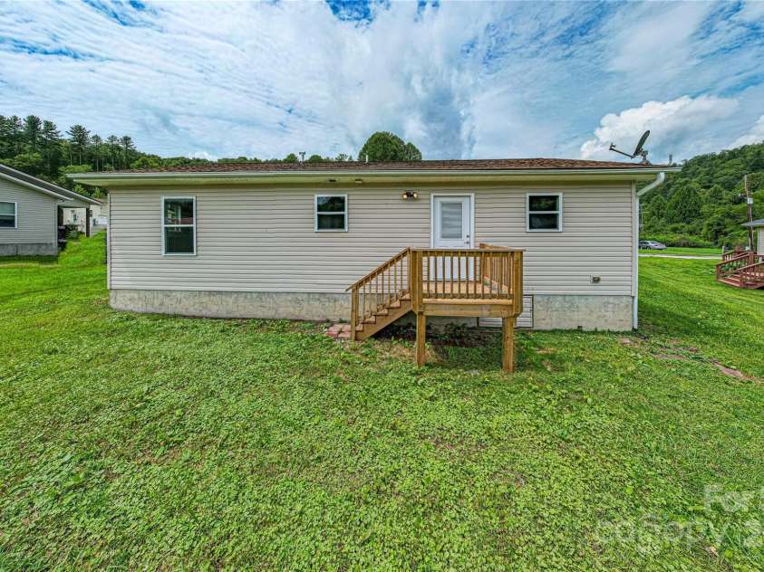 52 Rosman Trail, Rosman, NC 28772.  MLS# CAR4284276, YatesRealty ID 31915. 