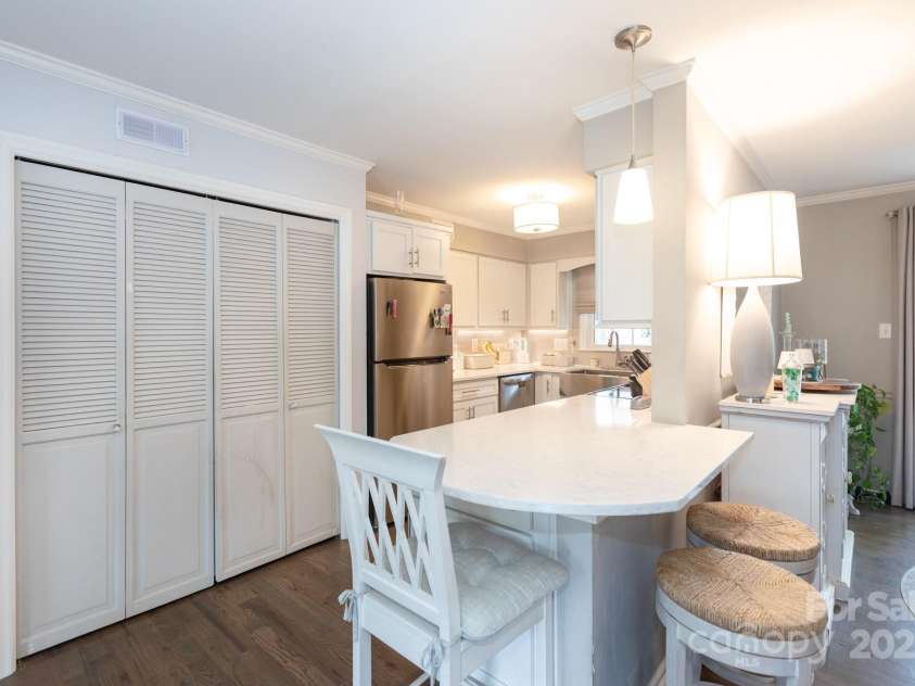 2229 Rexford Road, Charlotte, NC 28211.  MLS# CAR4291709, YatesRealty ID 31916. 