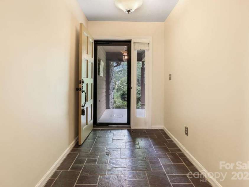 27 Poplar Court, Hendersonville, NC 28792.  MLS# CAR4290453, YatesRealty ID 31917. 